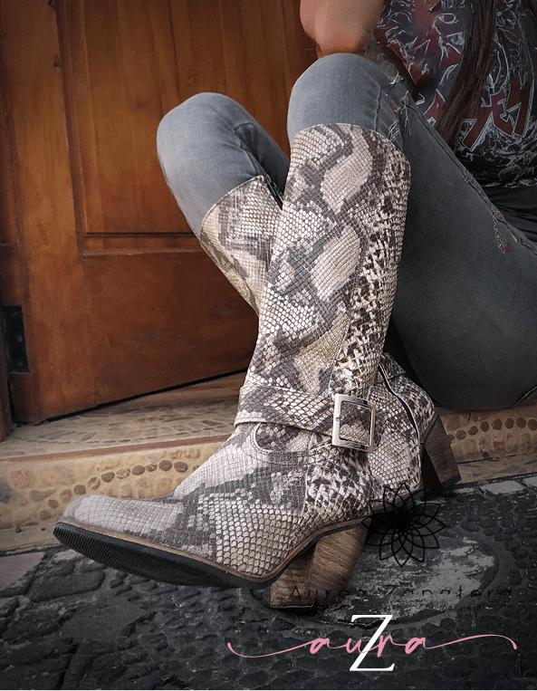 Botas de piel de serpiente elegantes